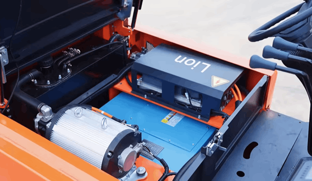 Batterie au lithium « NobleLift Lion » installée à côté du moteur d'entraînement d'un chariot élévateur électrique